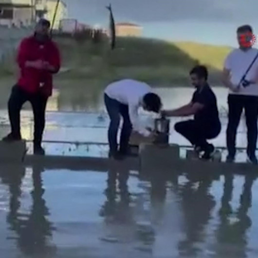 Tekirdağ Büyükşehir Belediyesi alay konusu oldu: Göle dönen yolda balık tutup mangal yaptılar