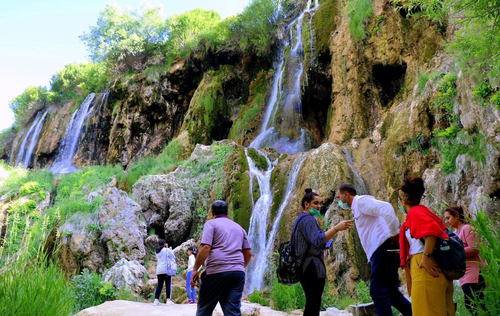 Erzincan’da tatilciler serinlemek için şelalelere akın etti.