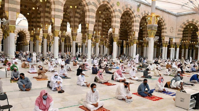 Suudi Arabistan'da cami hoparlörlerine yönelik kısıtlama kararına tepkiler çığ gibi büyüyor.