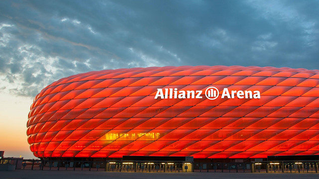 ​UEFA Almanya - Macaristan maçında Allianz Arena’nın LGBT renklerinde aydınlatılmasını yasakladı.