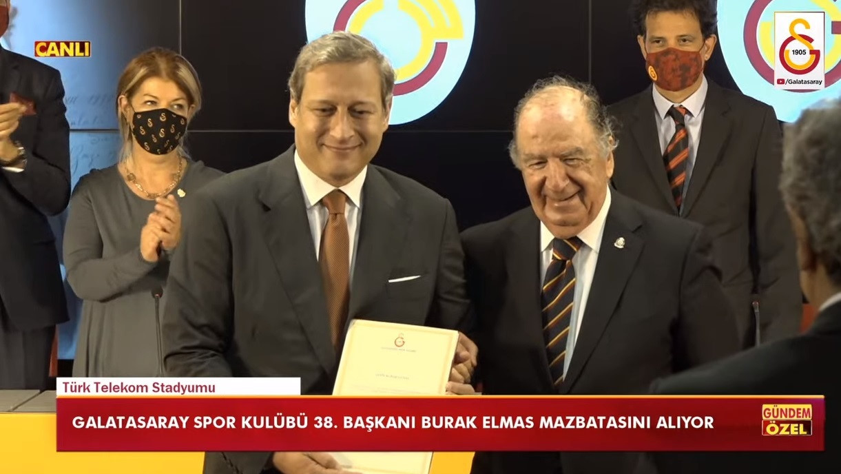 Burak Elmas’a mazbatasını Genel Kurul Divan Başkanlığını yöneten, eski divan kurulu başkanlarından İrfan Aktar takdim etti.