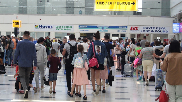 Rus turist kafilesini taşıyan ilk uçak iki ay sonra Antalya Havalimanı'na indi.