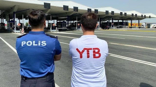 Sırbistan sınırında görev yapan polis memuru ve YTB personeli
