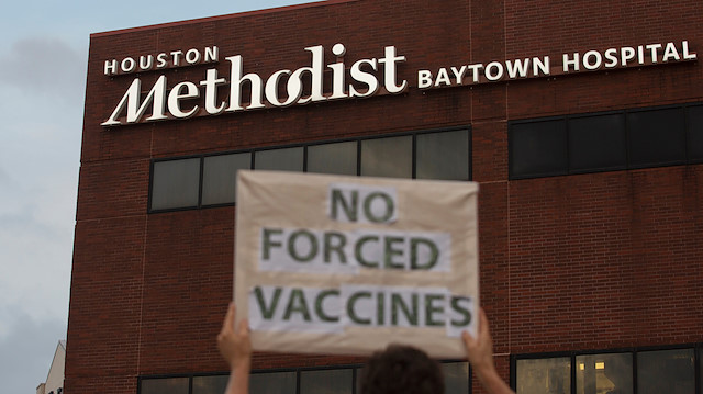 Houston Methodist Hastanesi çalışanları, yönetimin aldığı kararı protesto etti.