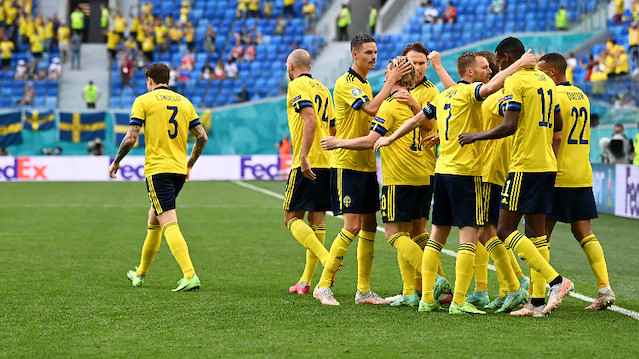 İsveçli futbolcuların Polonya maçındaki galibiyet sevinci.