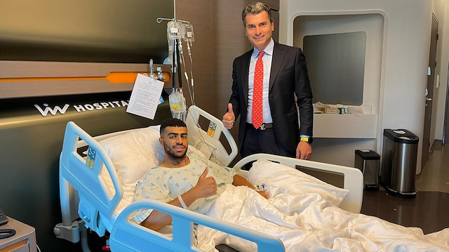Rayyan Baniya ameliyatın ardından hastanede poz verdi.