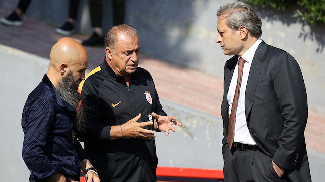 Galatasaray Başkanı Burak Elmas, teknik direktör Fatih Terim ile Florya'da bir araya geldi. Buluşmada Galatasaray Genel Kurul Üyesi Bahattin Demirbilek de yer aldı.