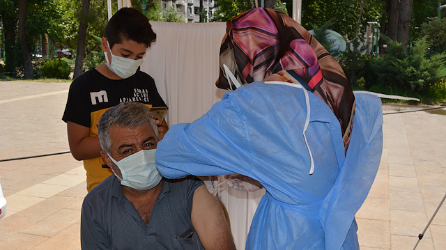 Kerem Tatbak, oğlunun iknası sonrası aşı oldu.
