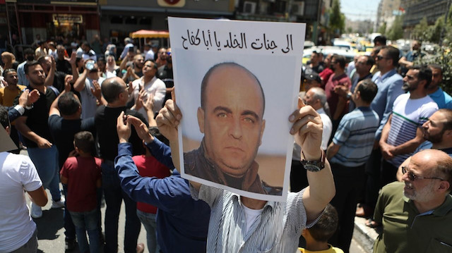 Filistinli muhalif isimlerden Nizar Benat'ın dövülerek öldürüldü iddiası protesto eylemlerini de beraberinde getirdi.