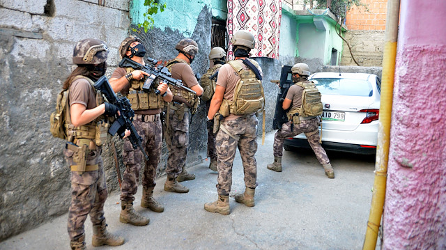 Çıkar amaçlı silahlı suç örgütüne şafak operasyonu düzenlendi.