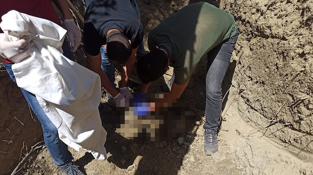 Diyarbakır'da PKK'dan kaçmaya çalıştığı için öldürülen teröristin cesedi toprağa gömülü bulundu.