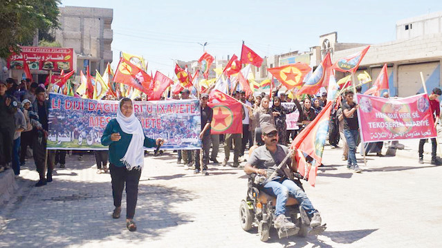 YPG Türkiye’nin operasyonlarını protesto için örgüt yandaşlarını sokağa döktü.