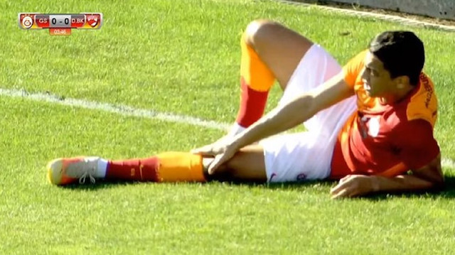 Galatasaray'da Mostafa Mohamed hazırlık maçında sakatlık yaşadı. Mısırlı futbolcu tedavisi için saha kenarına alındı.