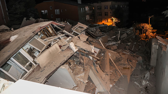 Sarıyer Bahçeköy'de daha önce boşaltılan 11 katlı bina çöktü. 