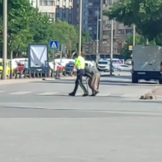Mevlana Türbesini ziyarete giden 100 yaşındaki Müzeyyen Nineye polis şefkati