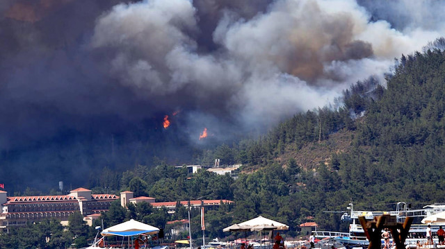 Marmaris'te yangın paniği: Turistler korku dolu bakışlarla izledi