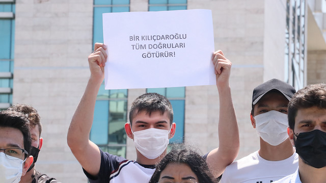 AK Partili gençler Kılıçdaroğlu’nun 'Katar' yalanı hakkında suç duyurusunda bulundu.
