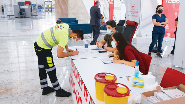 Ankara Yüksek Hızlı Tren Garı’nda aşı uygulama merkezi açıldı.