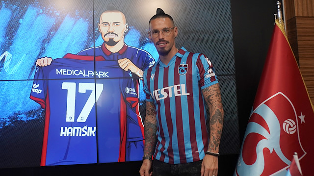 Trabzonspor formasıyla poz verdi.