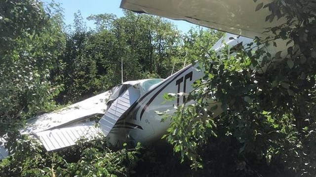 Kazada iki kişi hafif yaralanırken, uçakta maddi hasar meydana geldi.