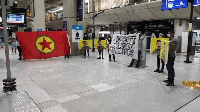 Charles de Gaulle Havaalanı'nda bir araya gelen PKK sempatizanları