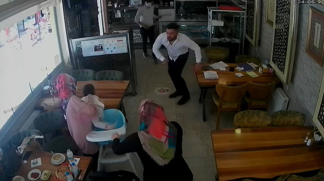 Lokanta sahibinin küçük çocuğu kurtardığı anlar güvenlik kamerasına yansıdı