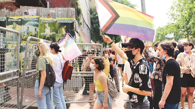 Beyoğlu’ndaki LGBT’li grup, polisin İstanbul Valiliği’nin yasağını hatırlatmasına rağmen eylem için ısrarcı olmuştu.