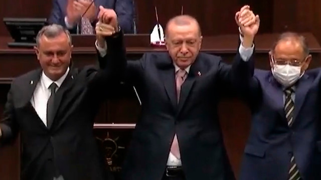 AK Parti'ye katılan başkanı, rozeti Erdoğan taktı. 