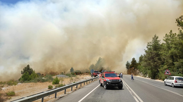 Antalya'da orman yangını çıktı, karayolu ulaşıma kapatıldı.

