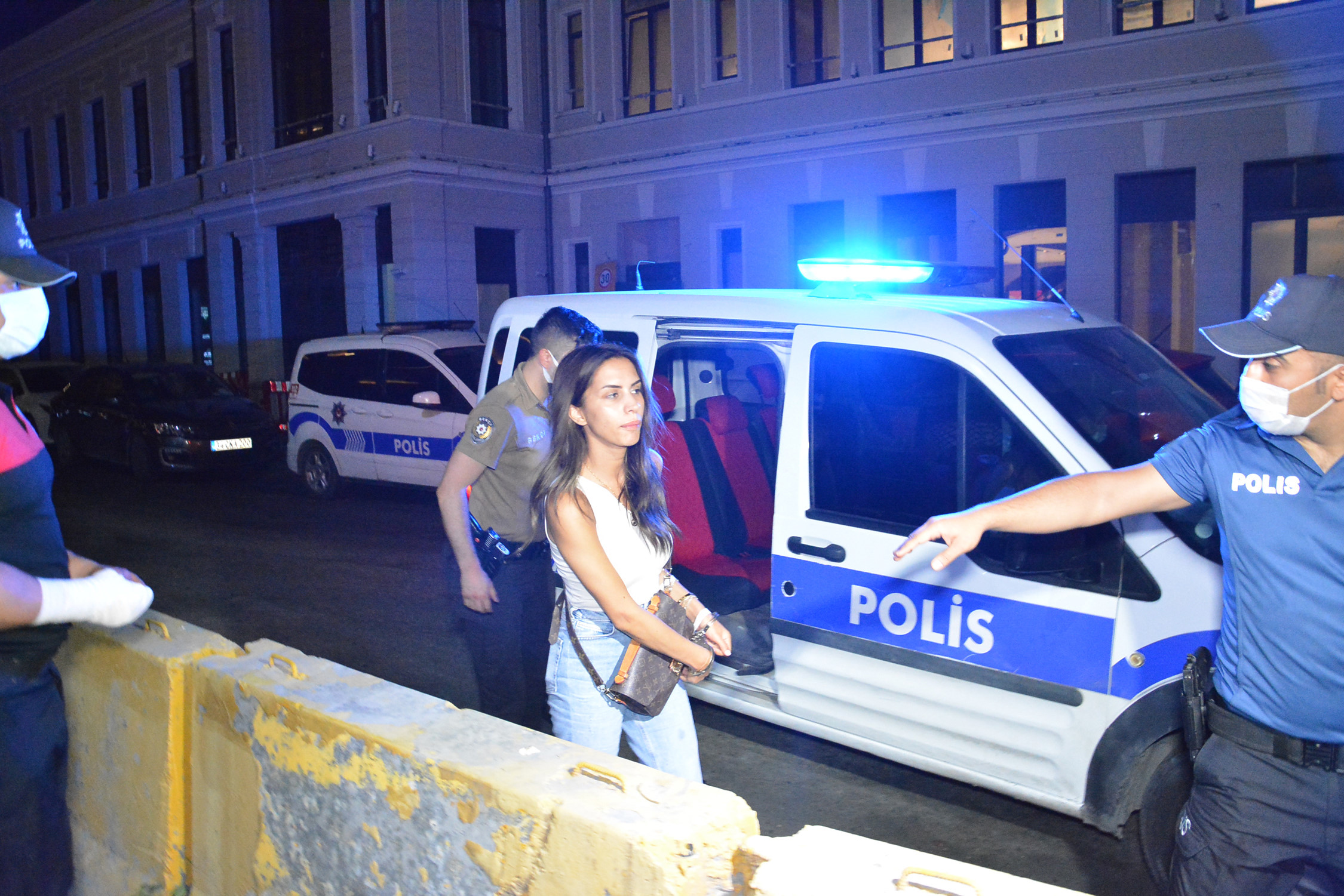 Olay yerine gelen Özel Harekat polisleri tarafından gözaltına alınan Çalıkoğlu ve Ayşegül Çınar, Karaköy Polis Merkezi'ne götürüldü.