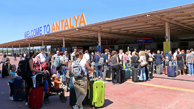 22-29 Haziran arasında Antalya Havalimanı'na dış hatlardan 1707 uçakla 326 bin 570 yolcu geldi.