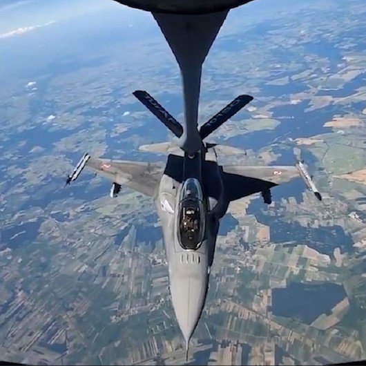 Türk askeri tanker uçağından Polonya F-16larına havada yakıt ikmali