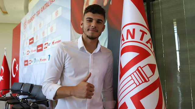 Doğukan Nelik Antalyaspor ile 5 yıllık sözleşme imzalamıştı.