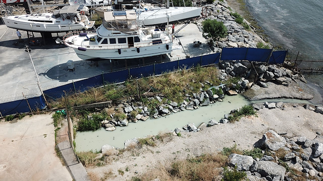 Kadıköy Kalamış Atatürk Parkı'nın yanındaki dereden denize beyaz renkte bu akıyor.