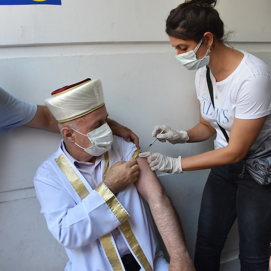 Batmanda cuma namazının ardından imam ve cemaat koronavirüs aşısı oldu
