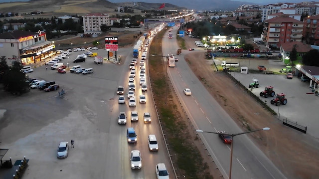 43 ilin geçiş güzergâhındaki Kırıkkale’de trafik yoğunluğu.