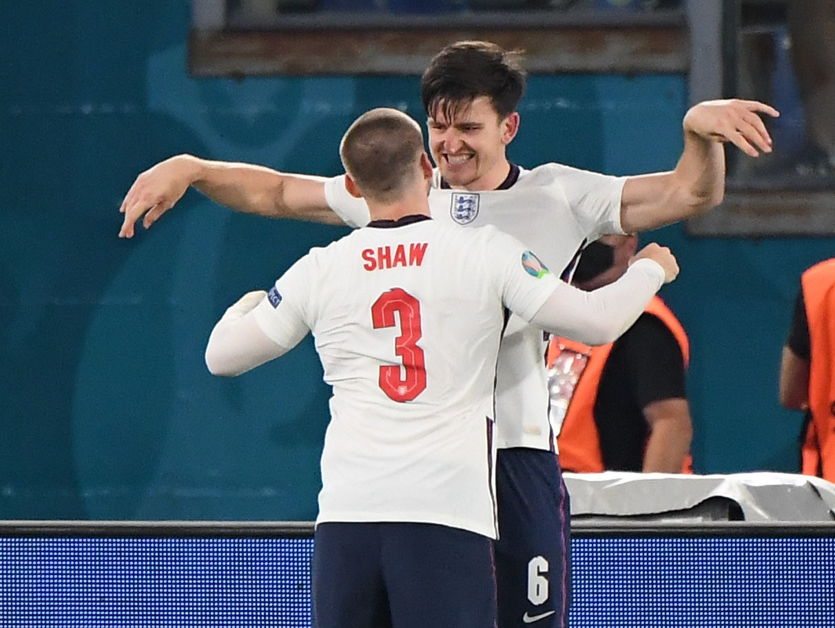 Harry Maguire ve Luke Shaw gol sevincinde...
