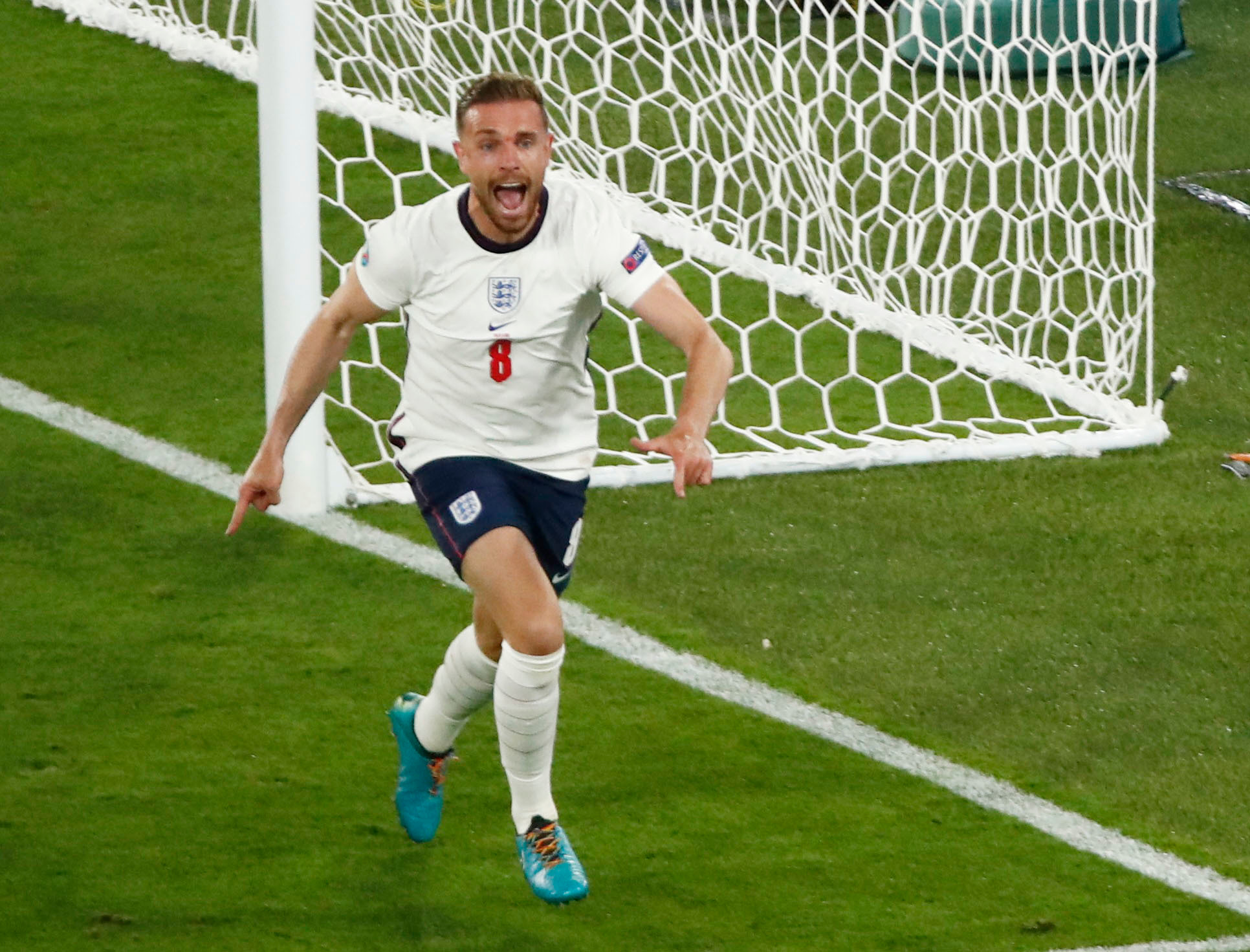 Oyuna sonradan dahil olan İngiltere'nin 'kaptan' oyuncularından Jordan Henderson, 67. dakikada attığı gol sonrası büyük sevinç yaşadı.