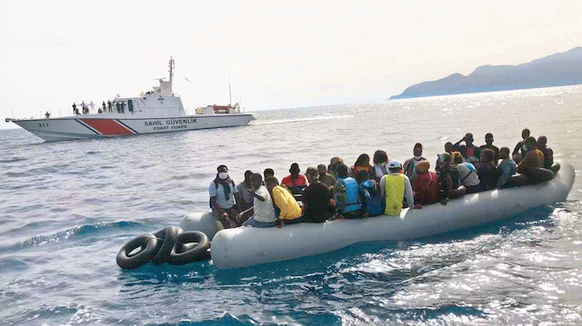 Kıyıya çıkarılan göçmenler sağlık kontrolü ardından, İl Göç İdaresi yetkililerine teslim edildi.