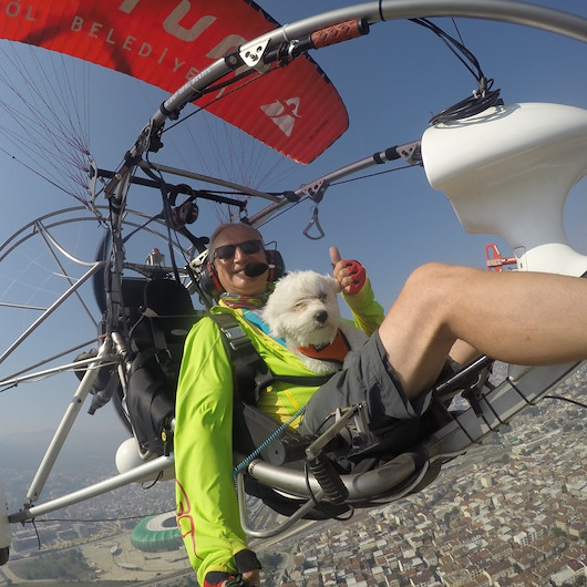 Bursada yamaç paraşütü pilotu köpeğinin doğum gününü gökyüzünde kutladı