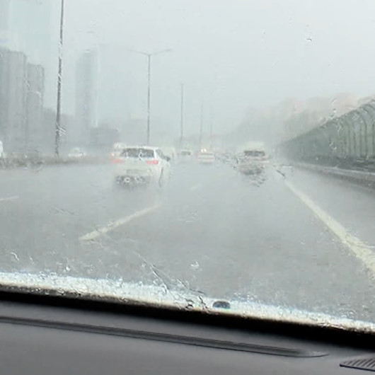 İstanbulda sağanak trafiği olumsuz etkiledi