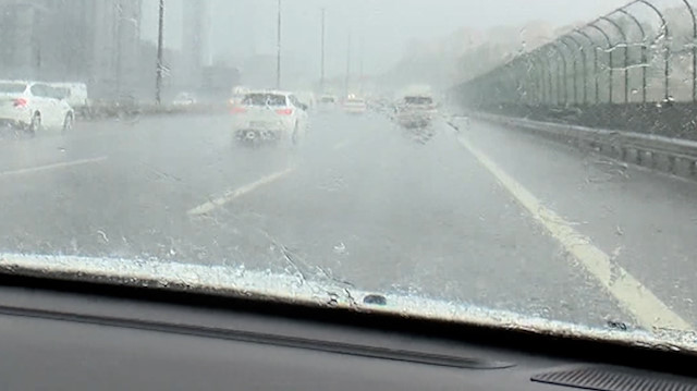 İstanbul'da sağanak trafiği olumsuz etkiledi