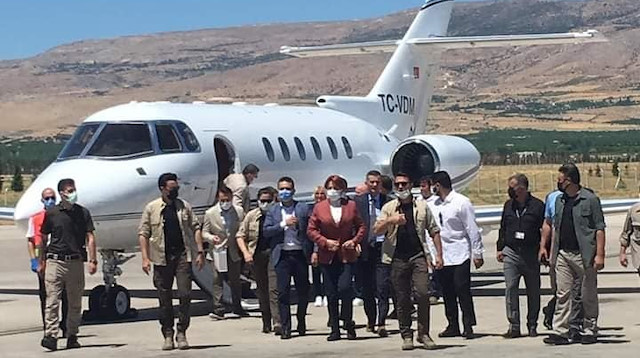 İYİ Parti Genel Başkanı Meral Akşener ve beraberindeki yöneticiler Malatya Havalimanı'nda jetten inerek partililerle buluştu. 