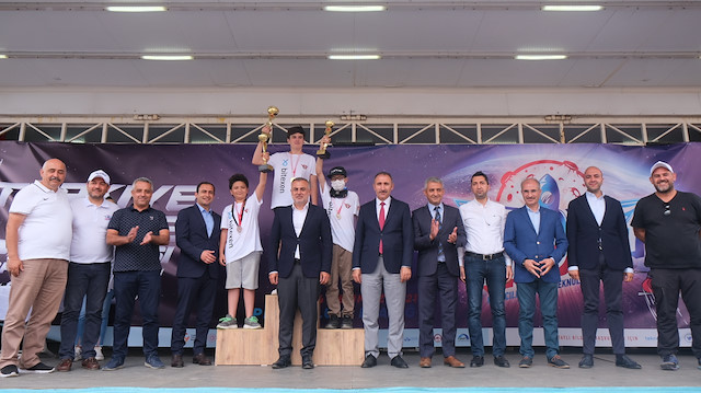 Pistte 4'lü gruplar halinde yarışan pilotlardan Atakan Mercimek birinci, Batu Erilkun ikinci, Doruk Cengiz ise üçüncü oldu.