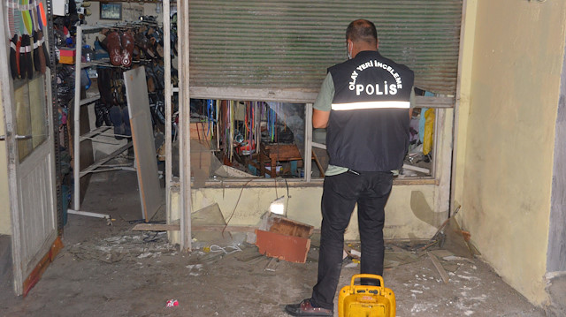 Patlama sırasında kapalı olan lostra dükkanının kepengi ve camları zarar gördü.