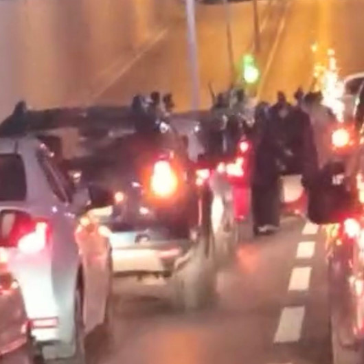 Elazığ’da düğün konvoyundaki vatandaşlar yolu kesip çiftetelli oynadı