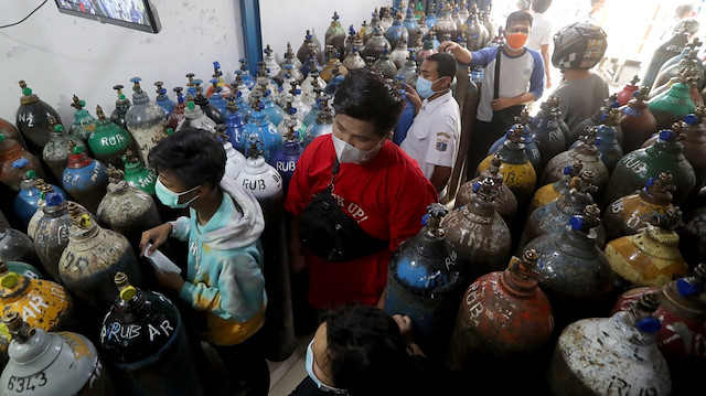 Endonezya Sağlık Bakanlığı yetkilisi Siti Nadia Tarmizi, gaz endüstrisinden tıbbi oksijen üretimini hızlandırmasını istediklerini belirterek halkı sıvı oksijen stoku yapmamaya davet etti.

