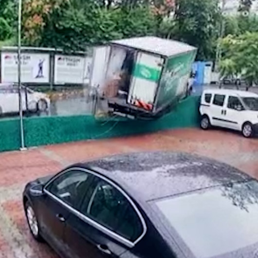 Sarıyerde freni boşalan kamyonet otoparka girdi