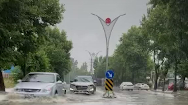 Gebze'de etkili olan sağanak yağış hayatı olumsuz etkiledi