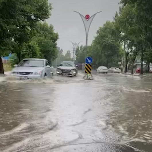 Gebzede etkili olan sağanak yağış hayatı olumsuz etkiledi